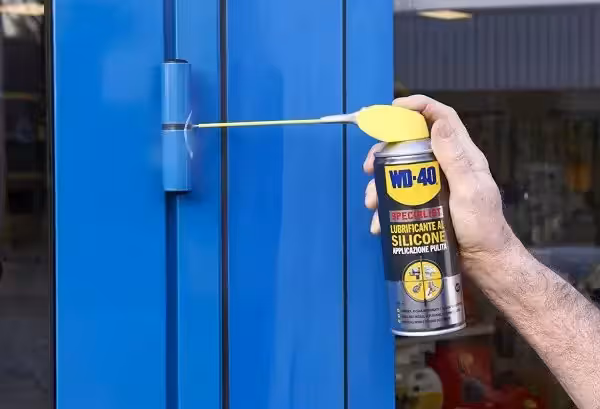 Spray lubrifiant au silicone pour porte qui grince
