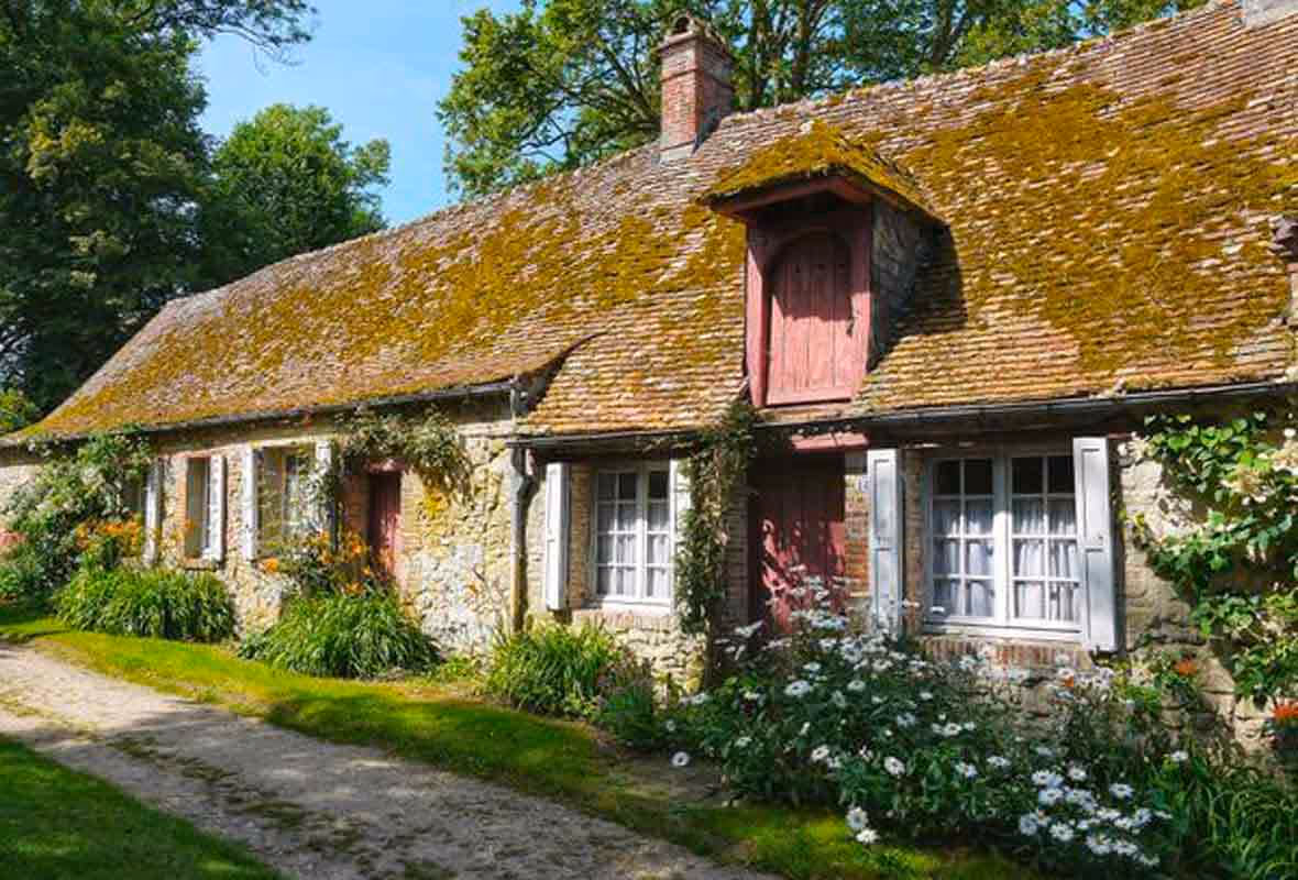 Comment et à quelle période démousser sa toiture